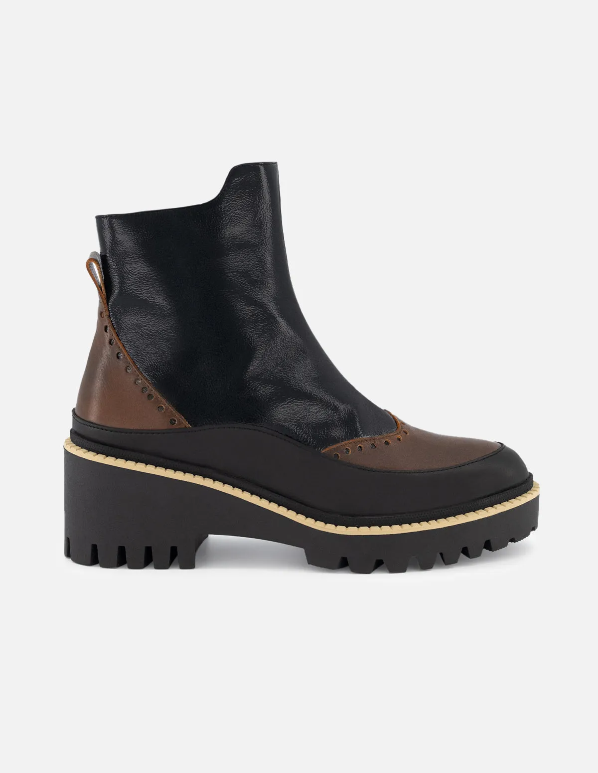 Botín de charol color negro para mujer con detalle bicolor