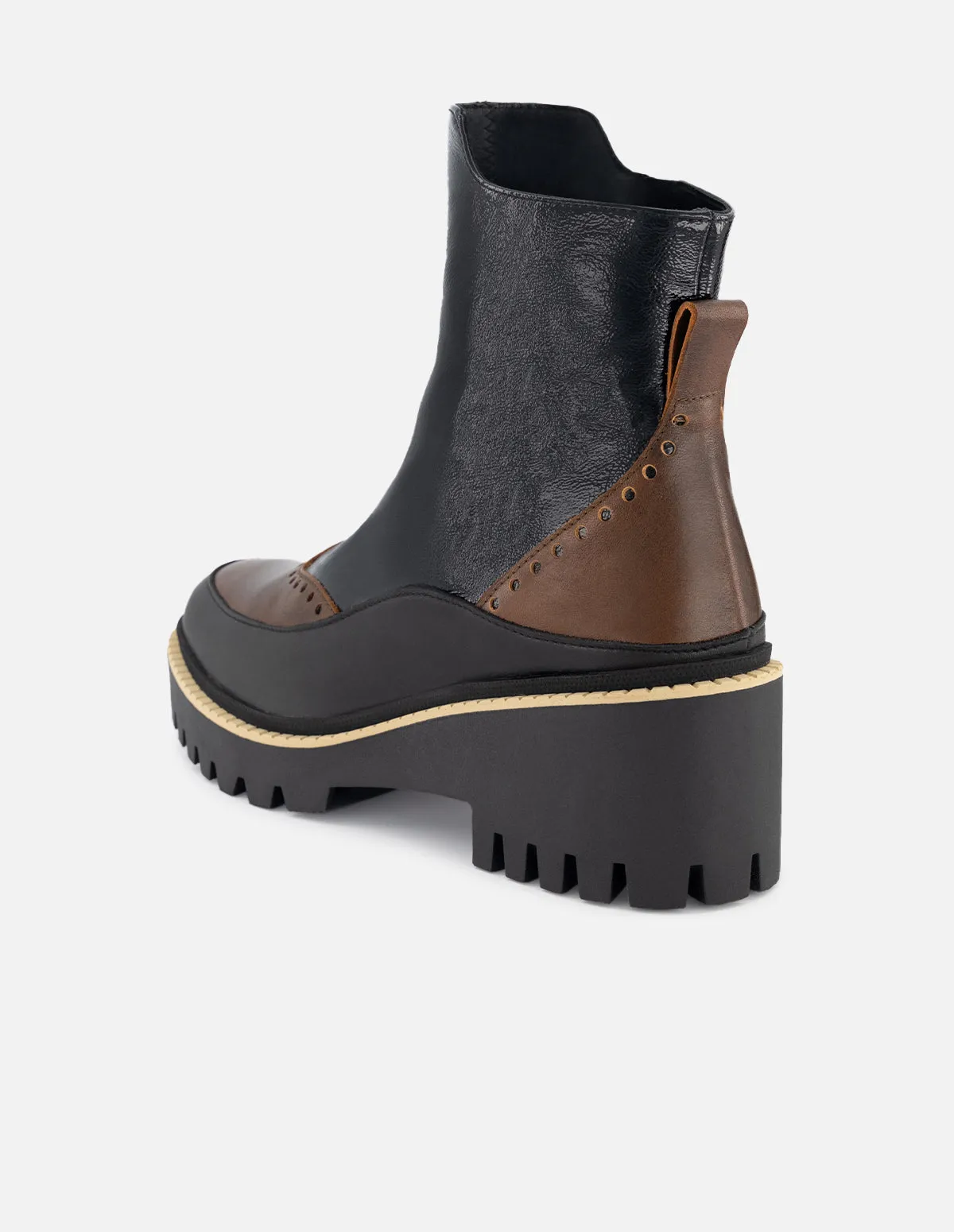Botín de charol color negro para mujer con detalle bicolor