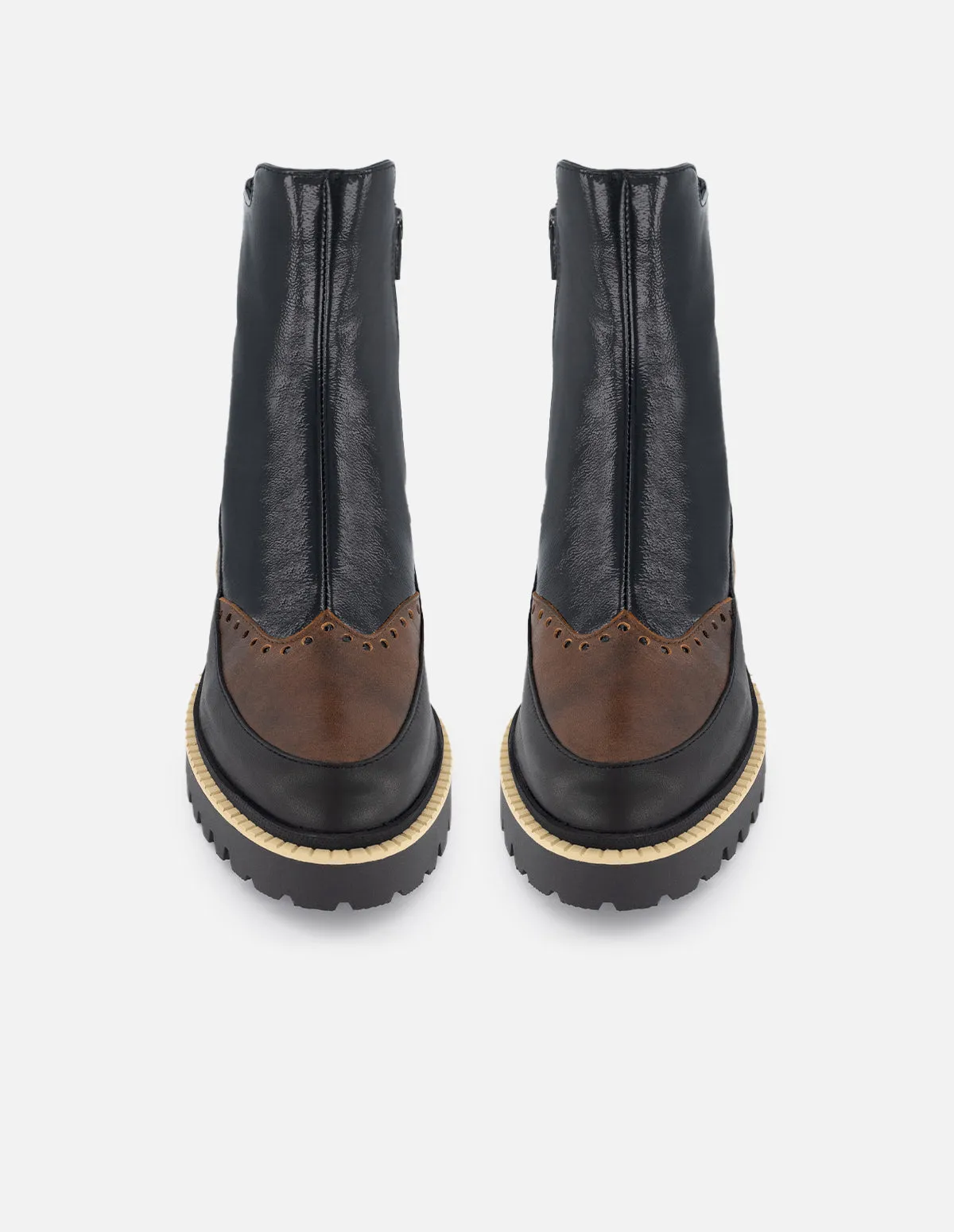 Botín de charol color negro para mujer con detalle bicolor