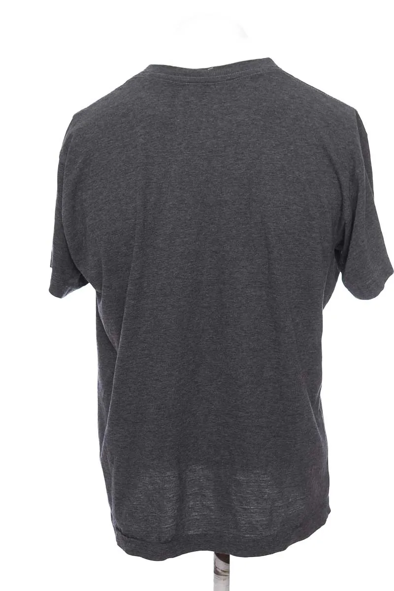 CAMISETA COLOR GRIS  CLOSEANDO