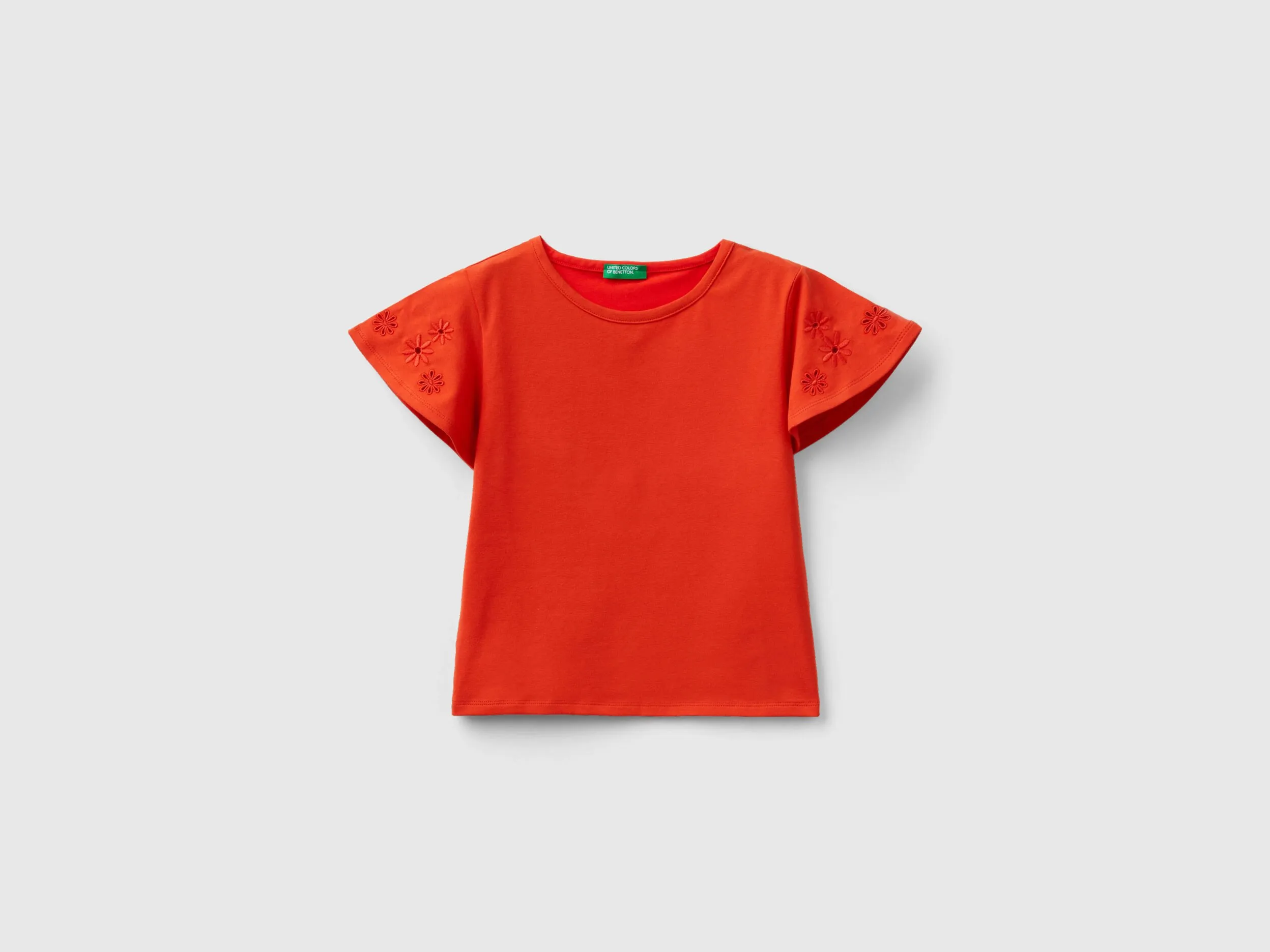 Camiseta con bordados de flores
