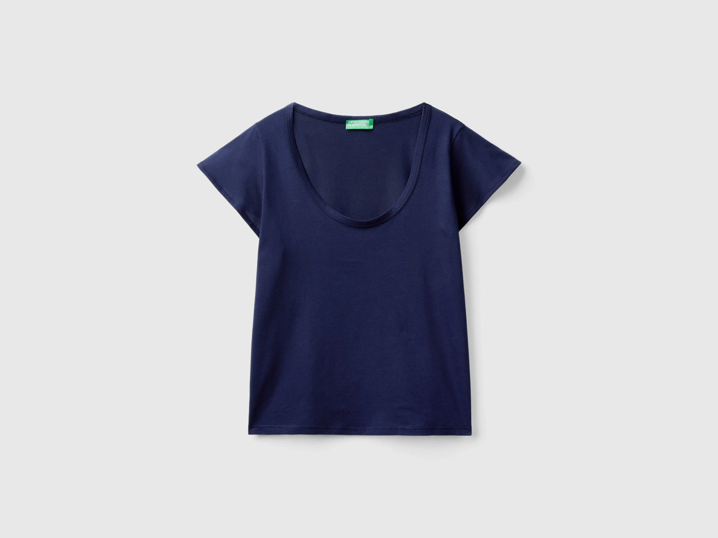 Camiseta con escote amplio