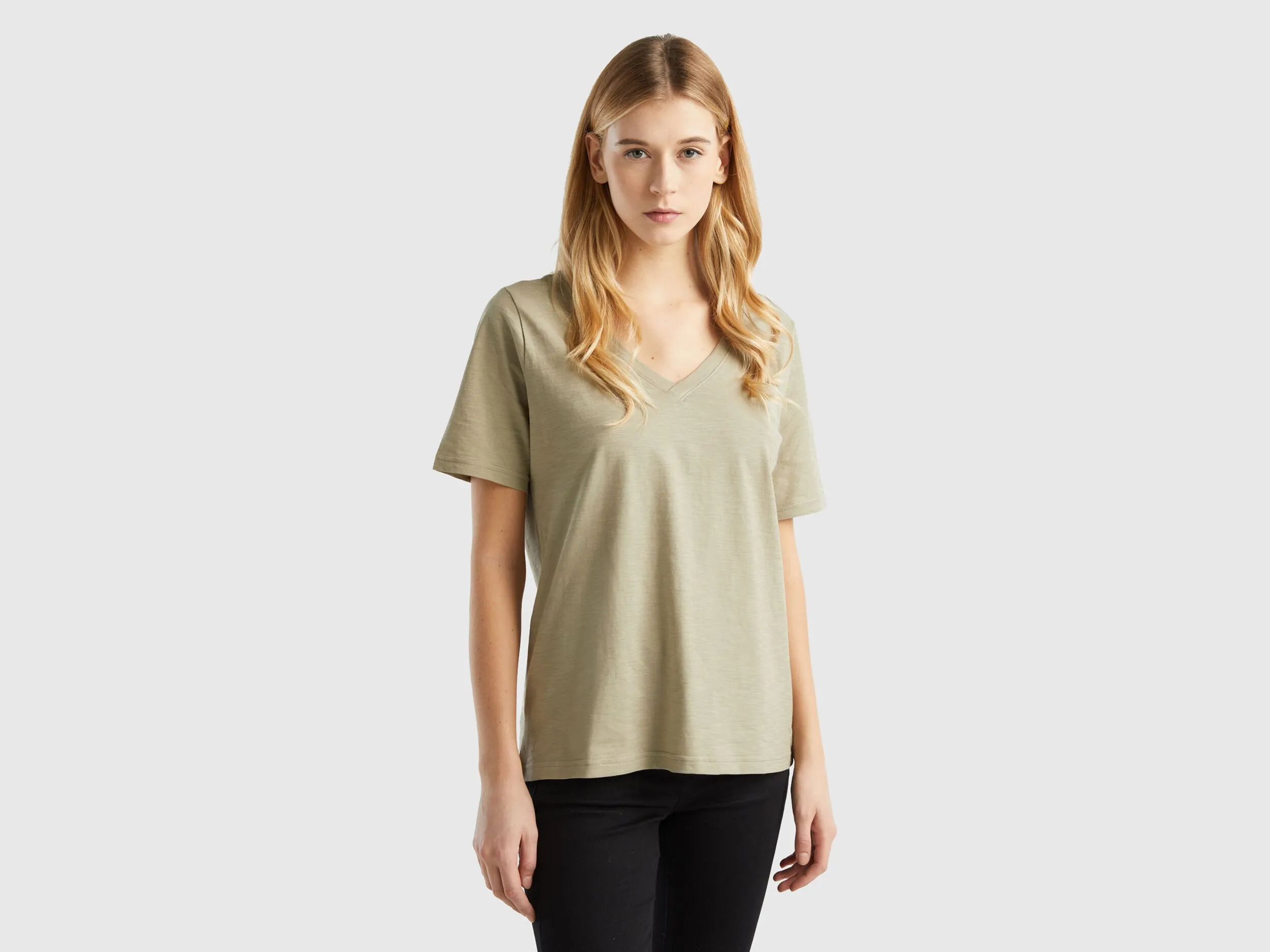 Camiseta de algodón flameado con escote de pico