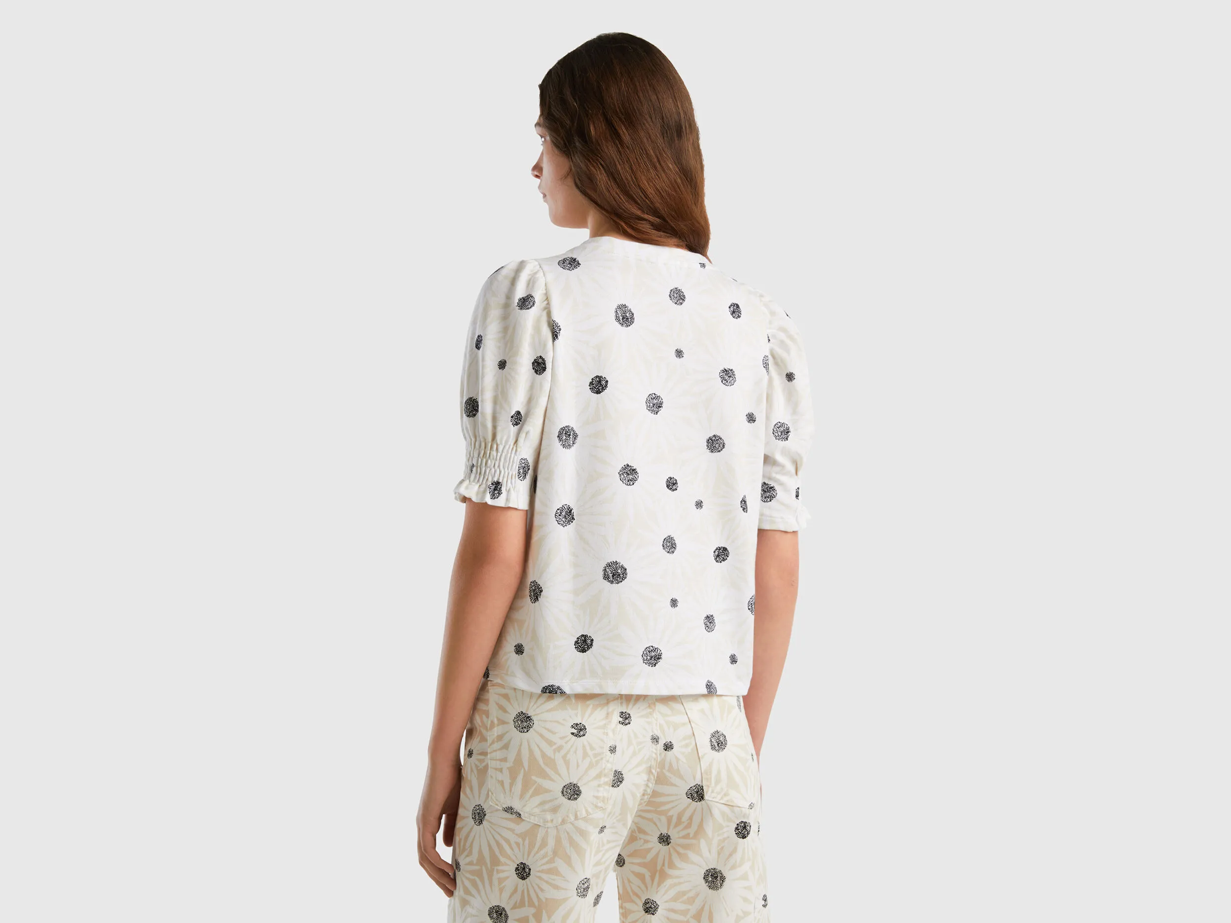 Camiseta de algodón orgánico con estampado de flores