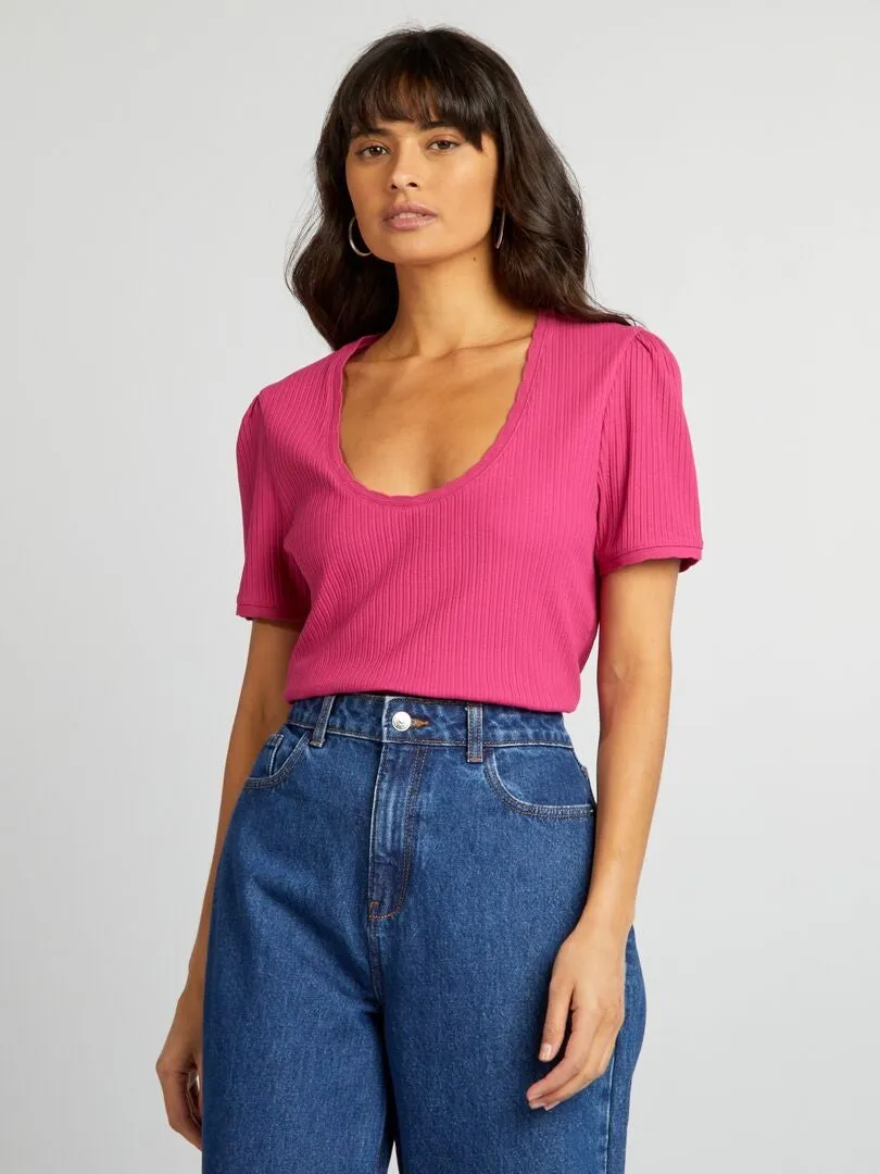 CAMISETA DE CANALé CON CUELLO PRONUNCIADO  ROSA