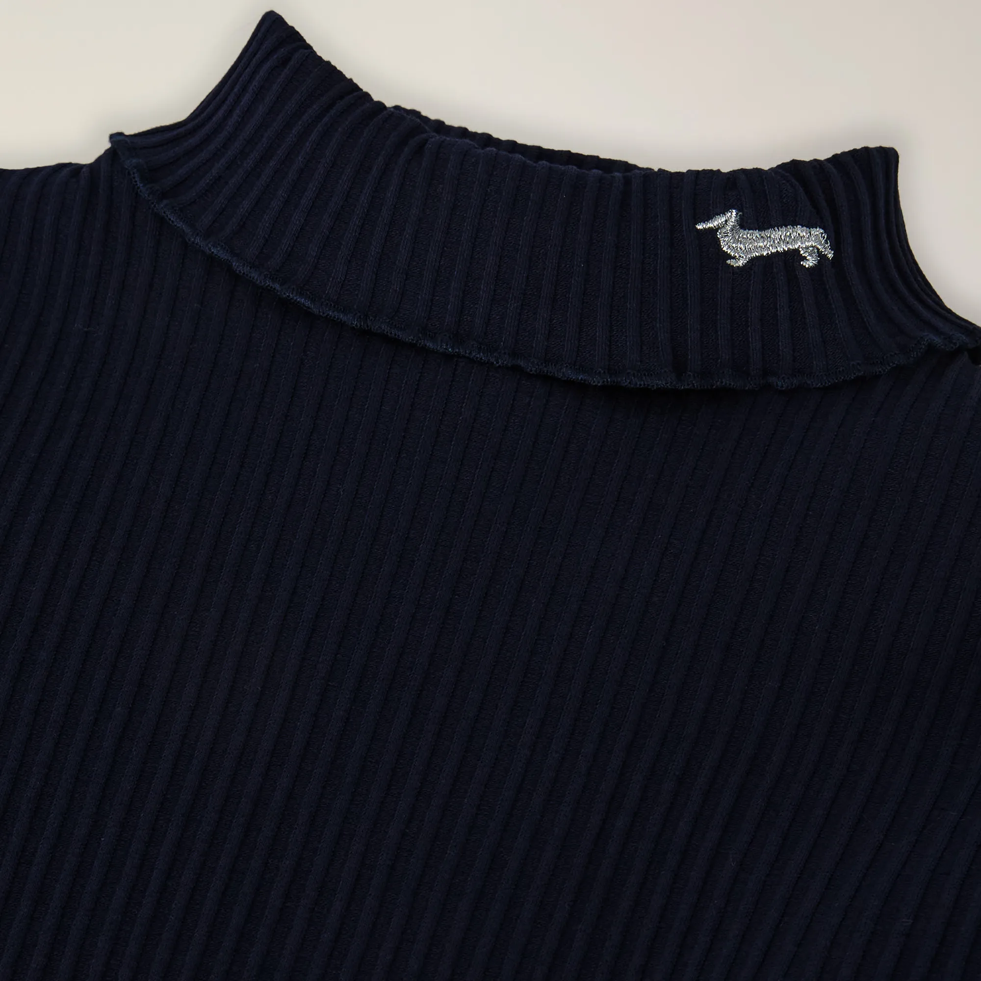 Camiseta de cuello alto de algodón orgánico con bordado
