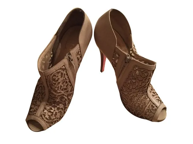Christian Louboutin Tacones abiertos Beige 