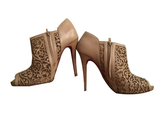 Christian Louboutin Tacones abiertos Beige 