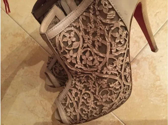Christian Louboutin Tacones abiertos Beige 