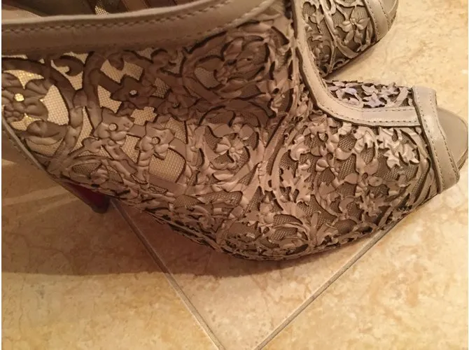 Christian Louboutin Tacones abiertos Beige 