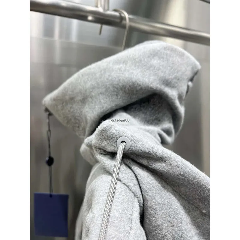 Diseñador para hombre Invierno Down Jacket Parkas manga larga tibia de color gris claro blanco