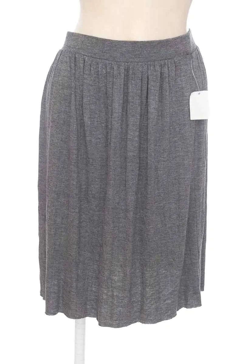 FALDA COLOR GRIS  CHARLOTTE RUSSE