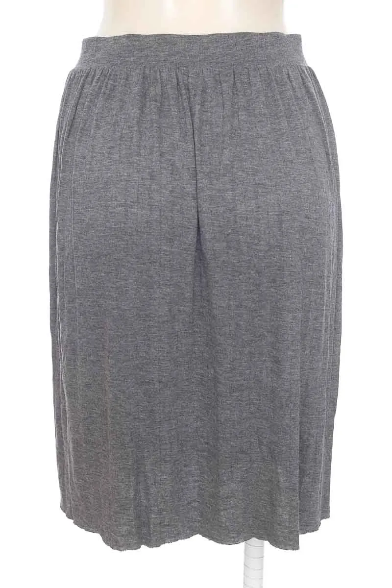 FALDA COLOR GRIS  CHARLOTTE RUSSE
