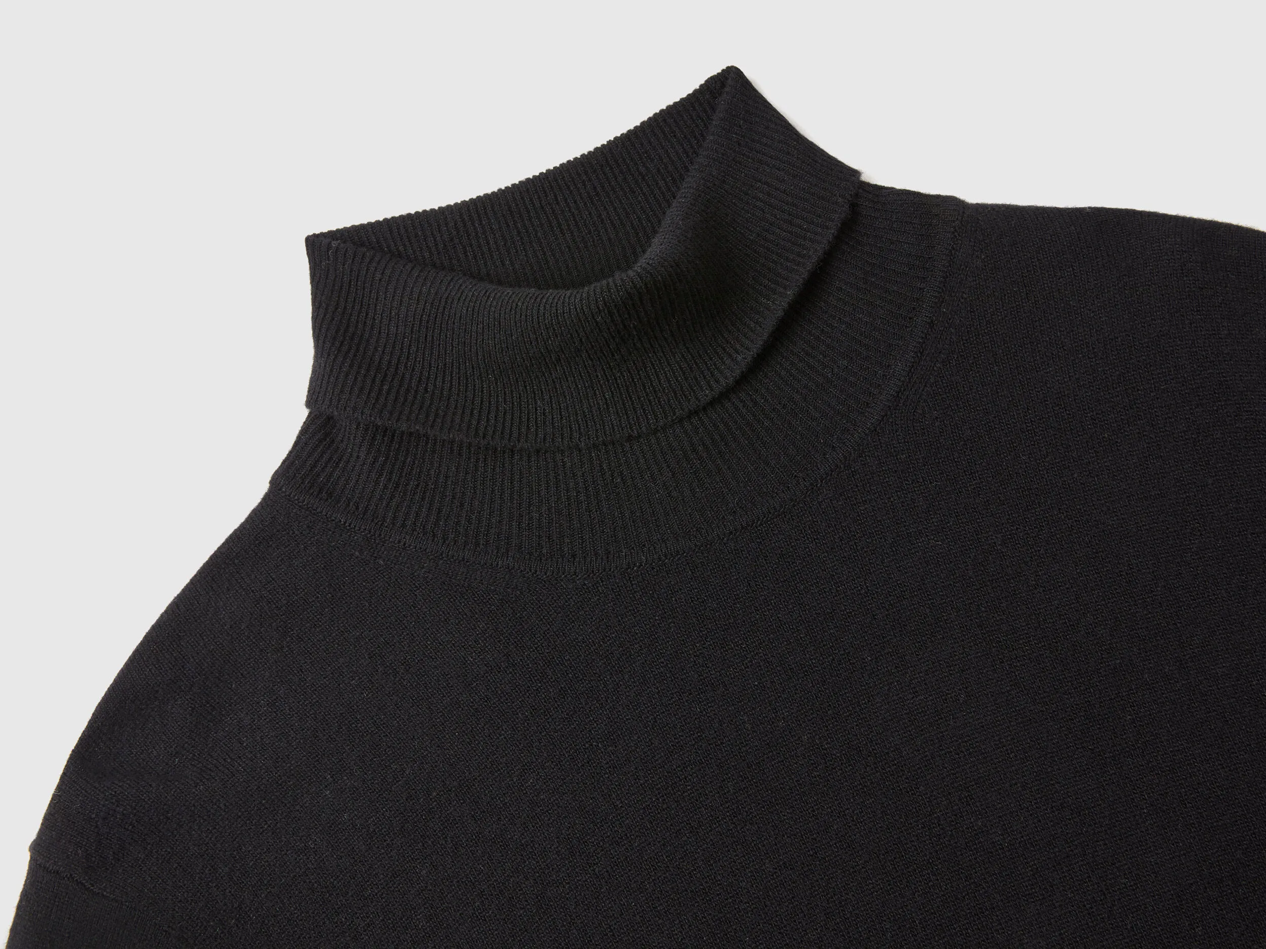 Jersey de cuello cisne negro de pura lana Merina