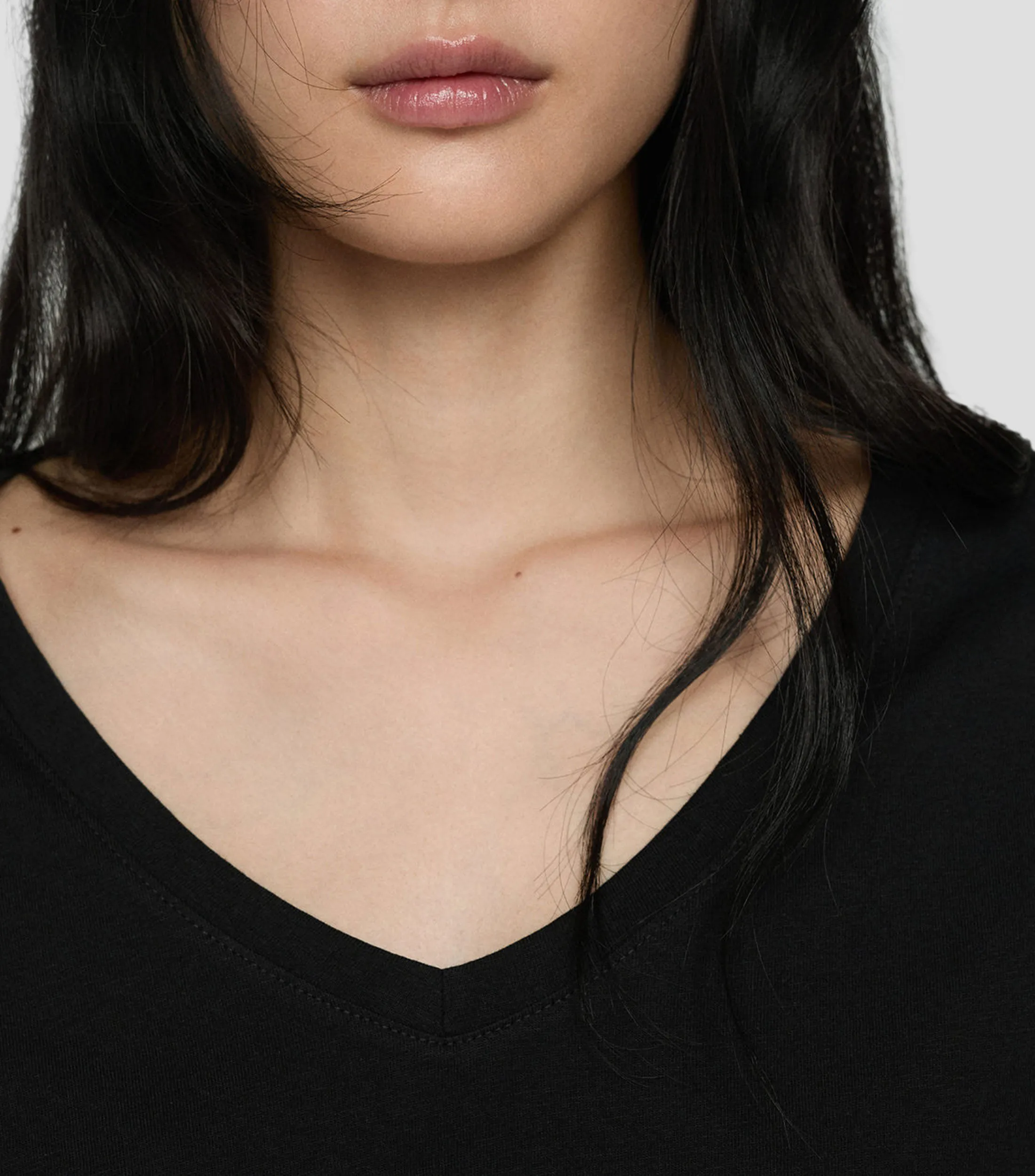 Mango Playera cuello V manga corta Mujer