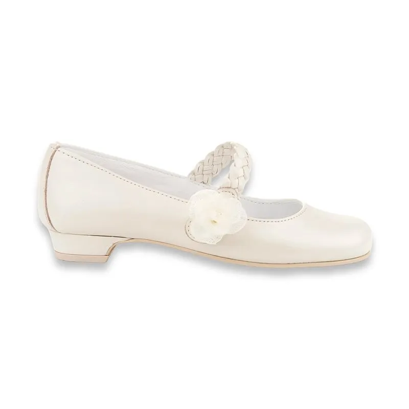 Merceditas Comunión Tacón Niña Piel Nacarada Flor Tul y Tira Trenzada Velcro 998 Beige, de Angelitos