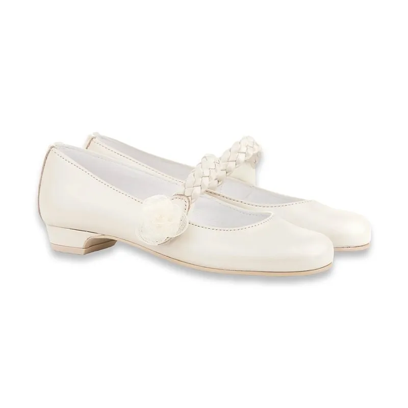 Merceditas Comunión Tacón Niña Piel Nacarada Flor Tul y Tira Trenzada Velcro 998 Beige, de Angelitos