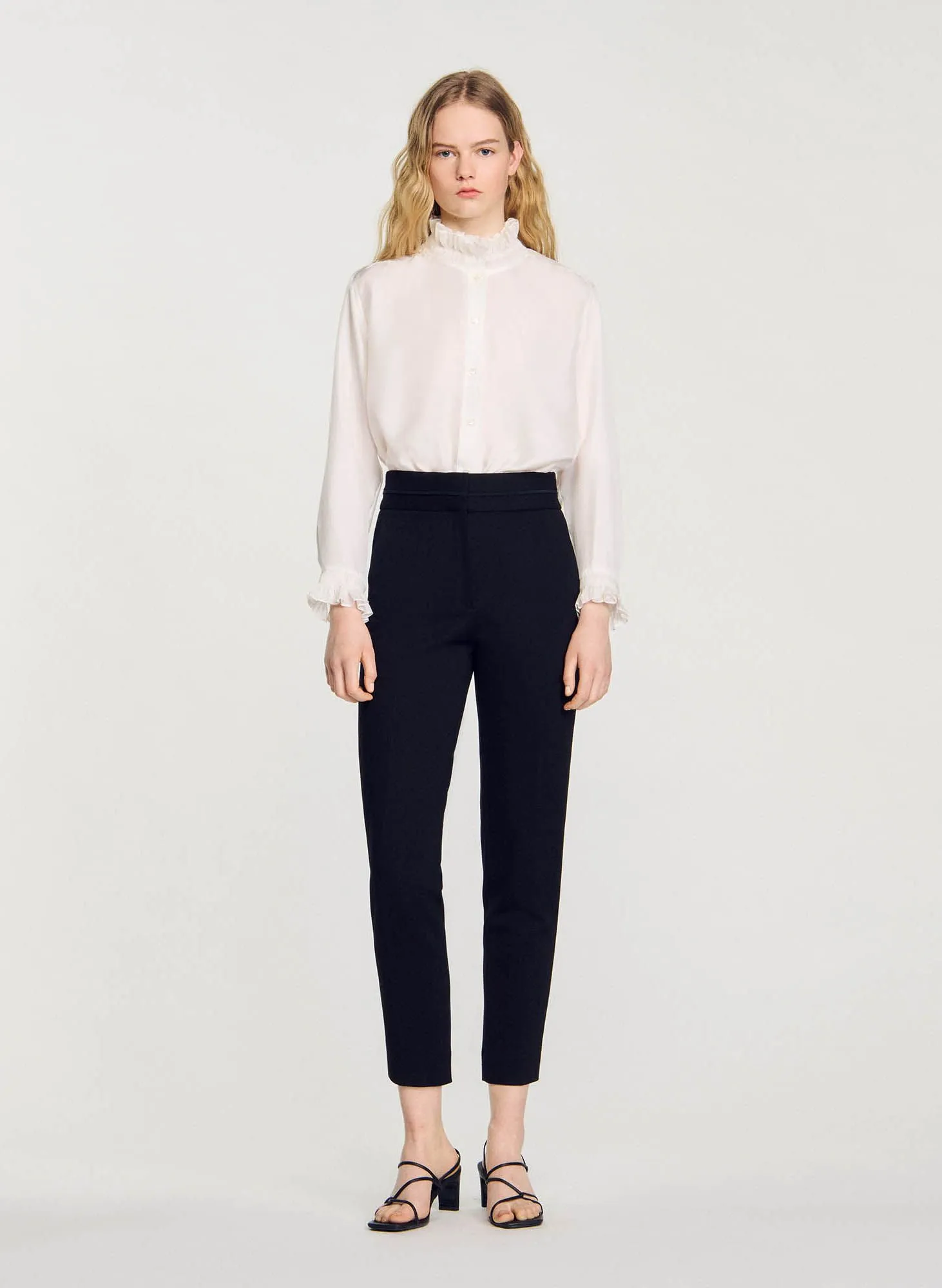 Pantalón pitillo de talle alto en negro