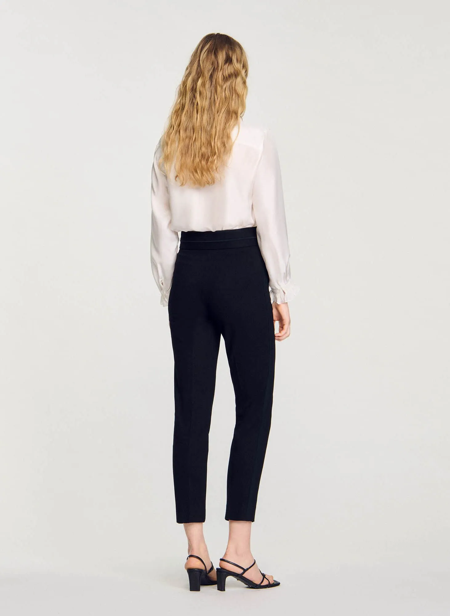 Pantalón pitillo de talle alto en negro