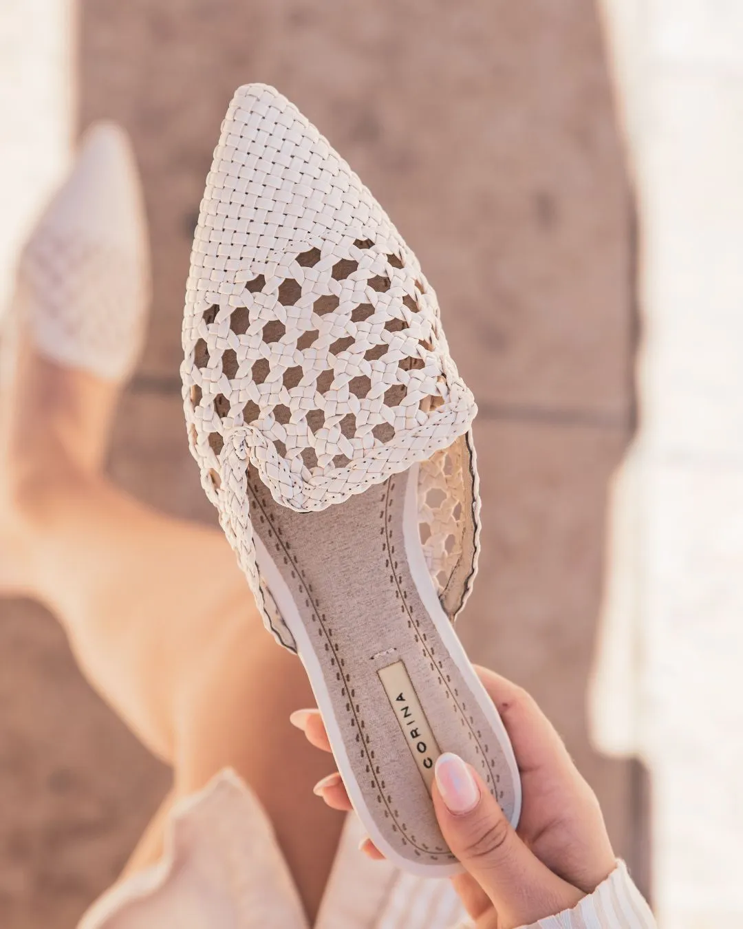 SANDALIAS PLANAS ESTILO MULE EN COLOR BEIGE  LIZ