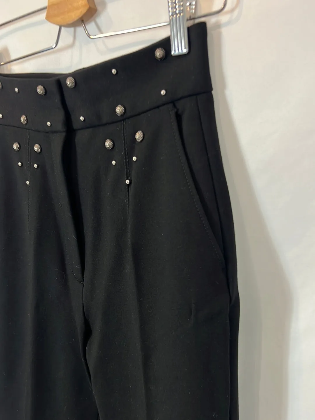 SANDRO. Pantalón negro ancho tachuelas T.34