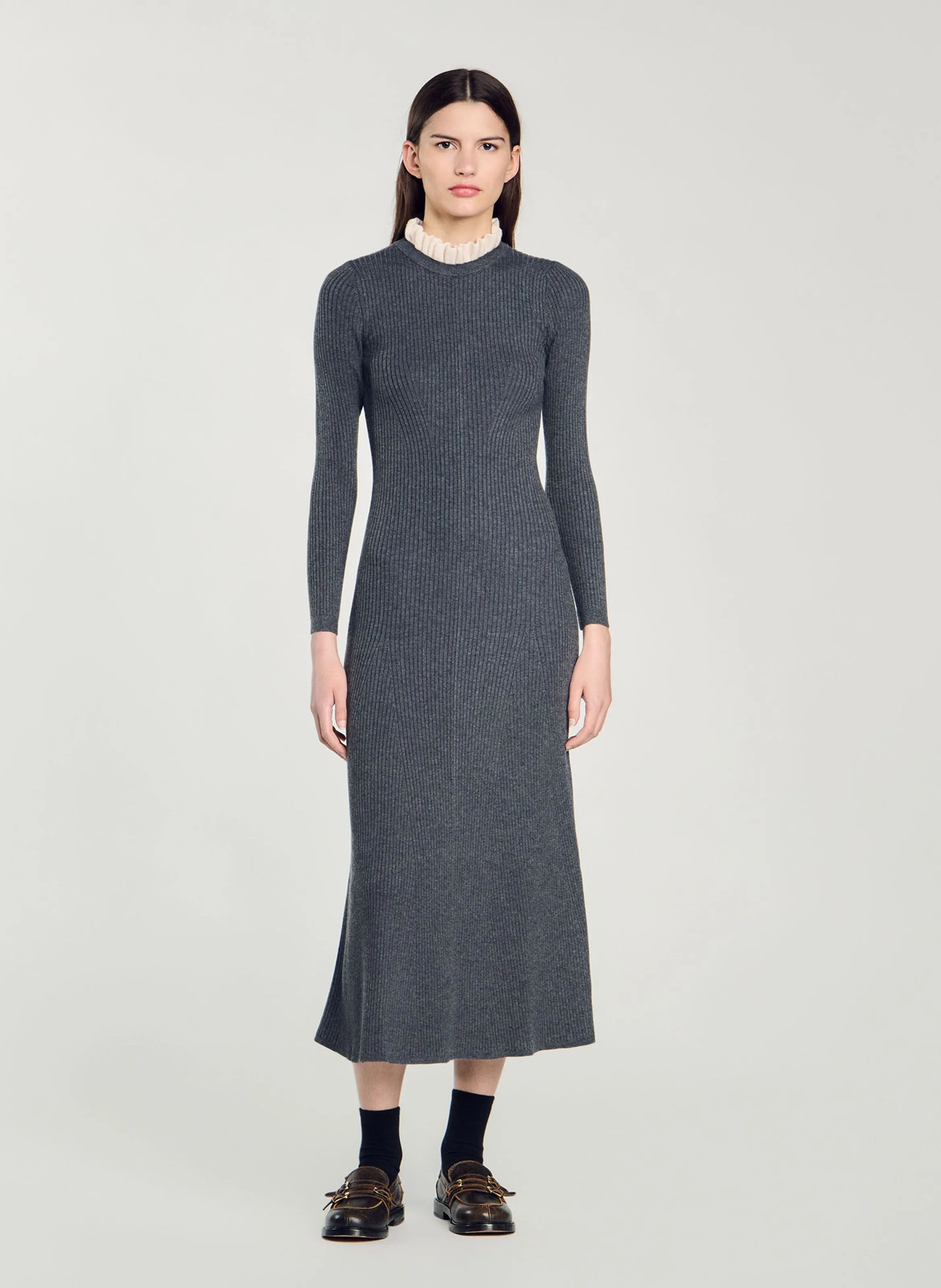 SANDRO Vestido largo con cuello con volantes en gris