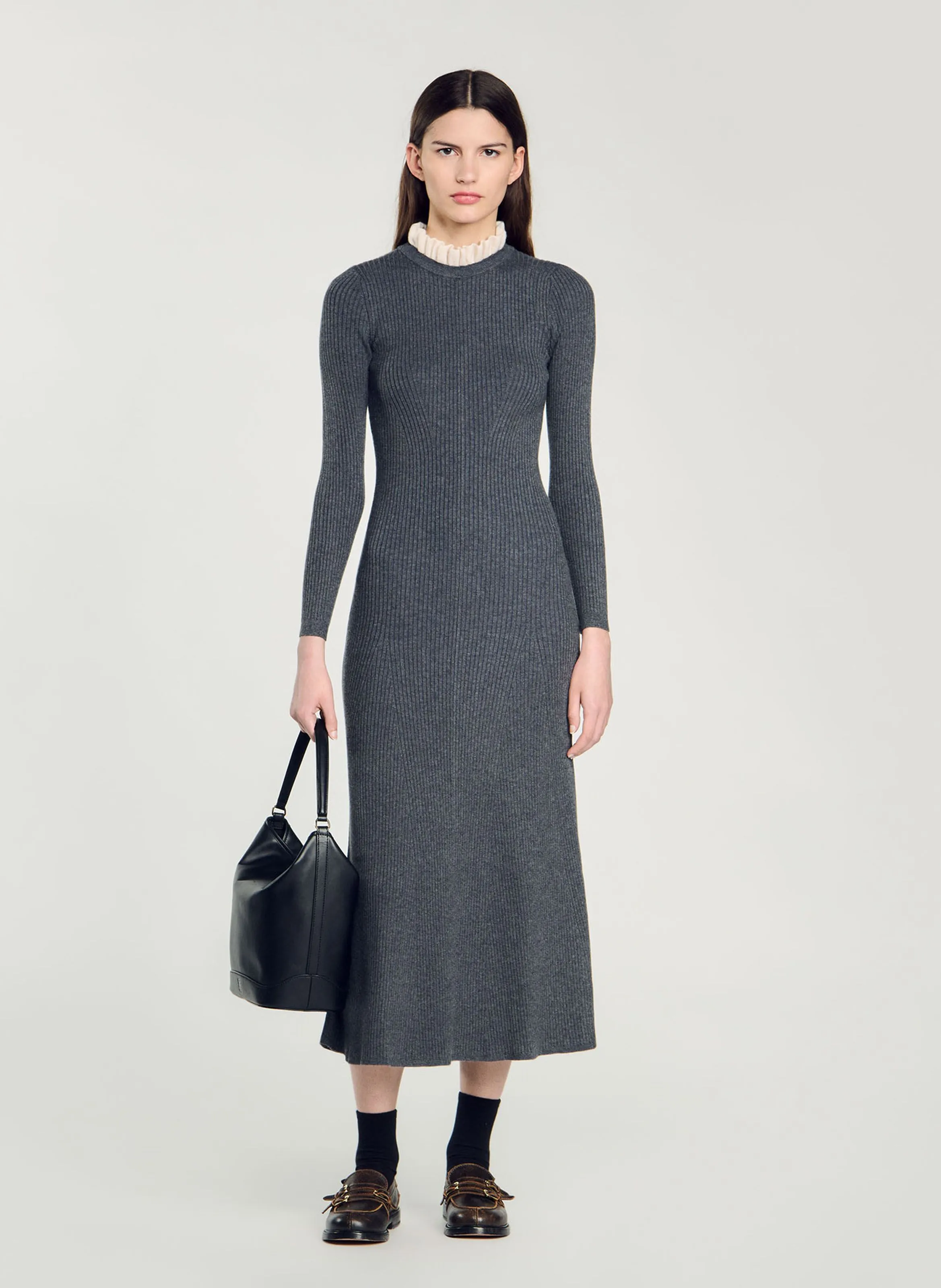 SANDRO Vestido largo con cuello con volantes en gris