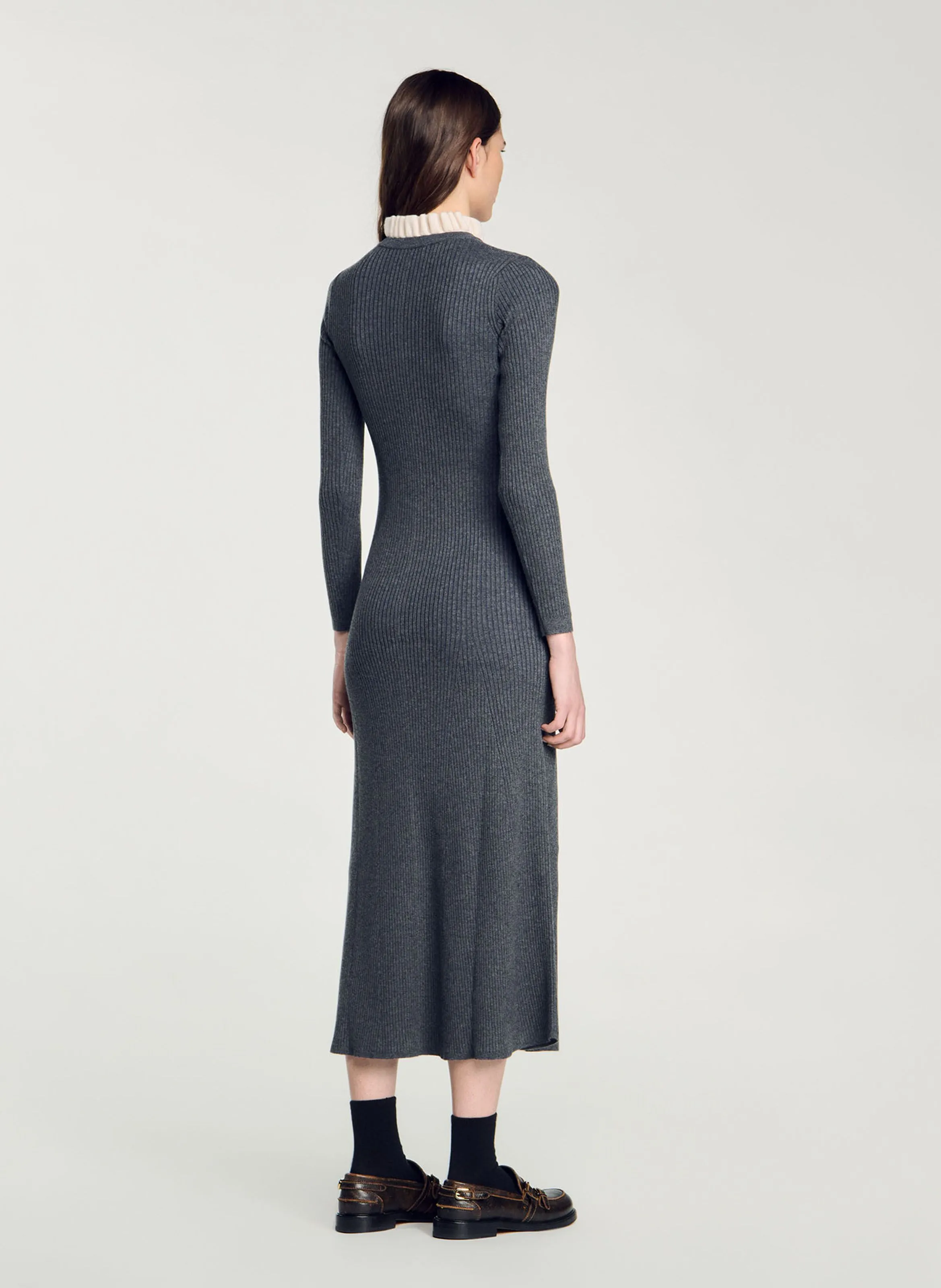 SANDRO Vestido largo con cuello con volantes en gris