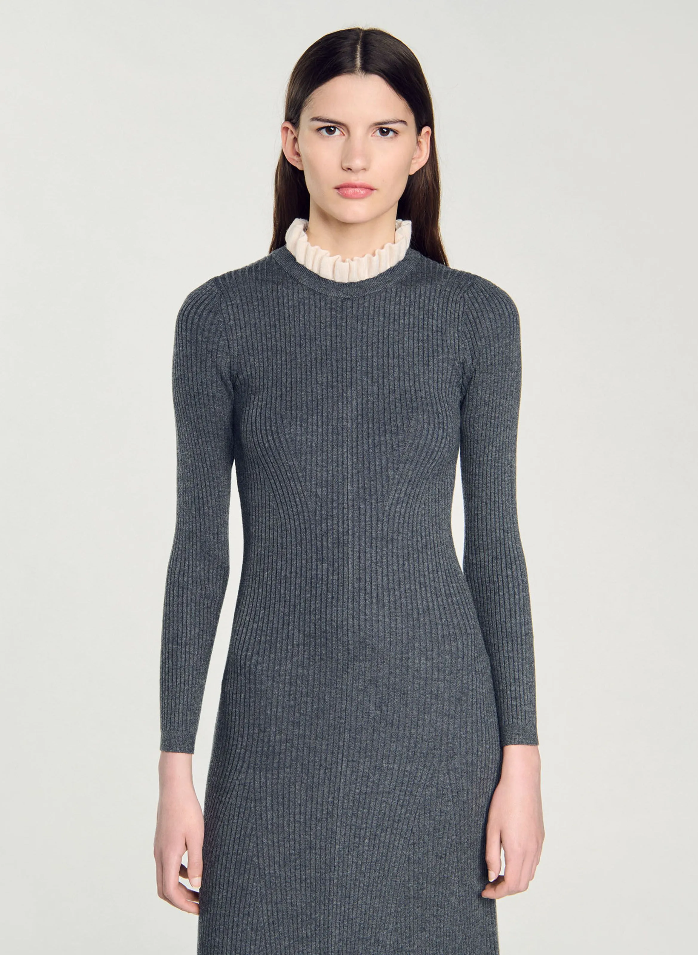 SANDRO Vestido largo con cuello con volantes en gris