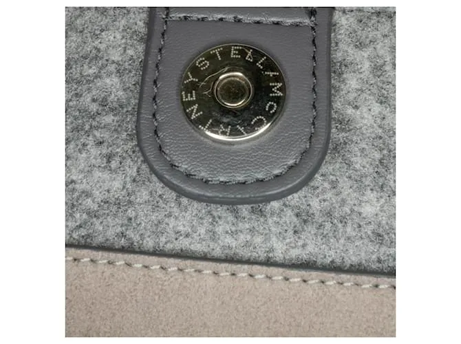 Stella Mc Cartney Stella McCartney Bandolera gris con logo de fieltro ecológico 