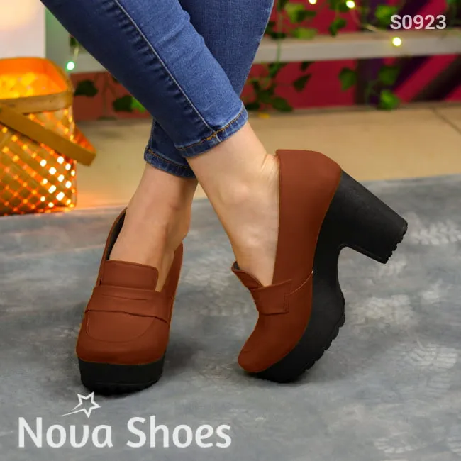 Tacón Mediano en Tonos Vibrantes. Estilo y Confort con Carácter