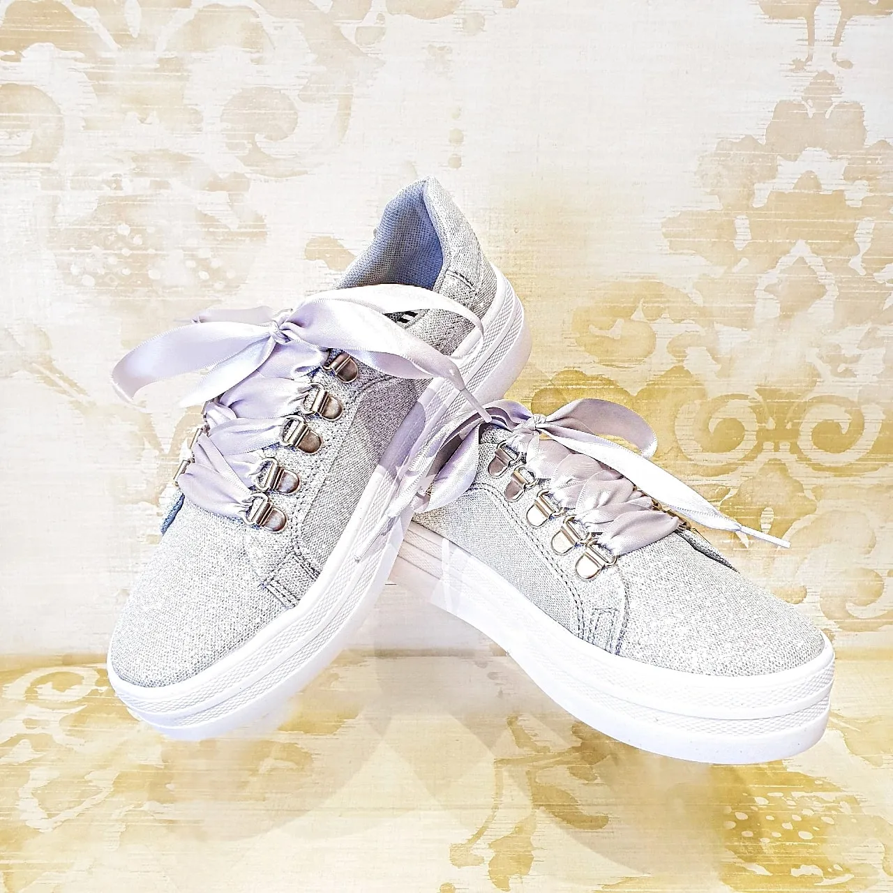 Tenis para Quinceañera Plata Brillantes Con Cinta de Liston