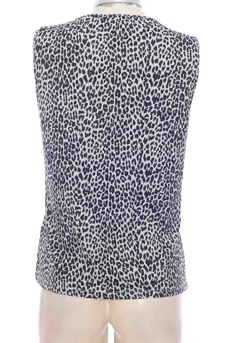 TOP / CAMISETA COLOR GRIS  BASEMENT