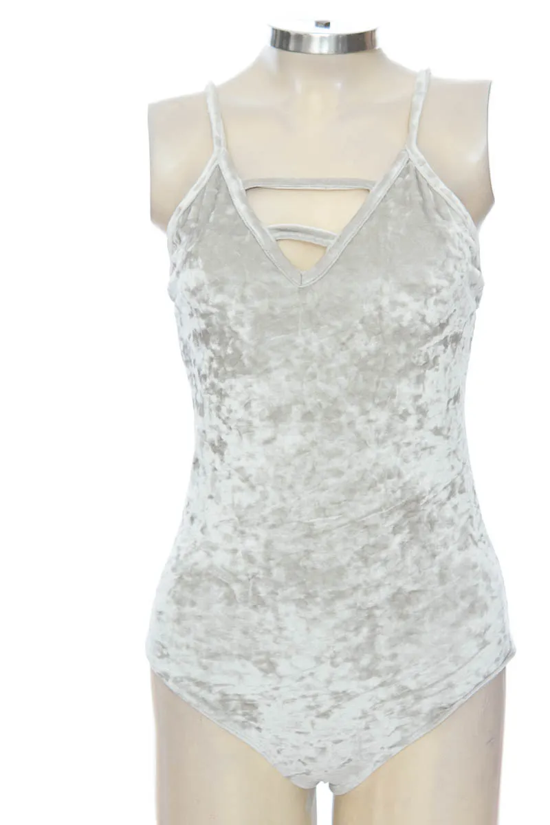 TOP / CAMISETA COLOR GRIS  CLOSEANDO