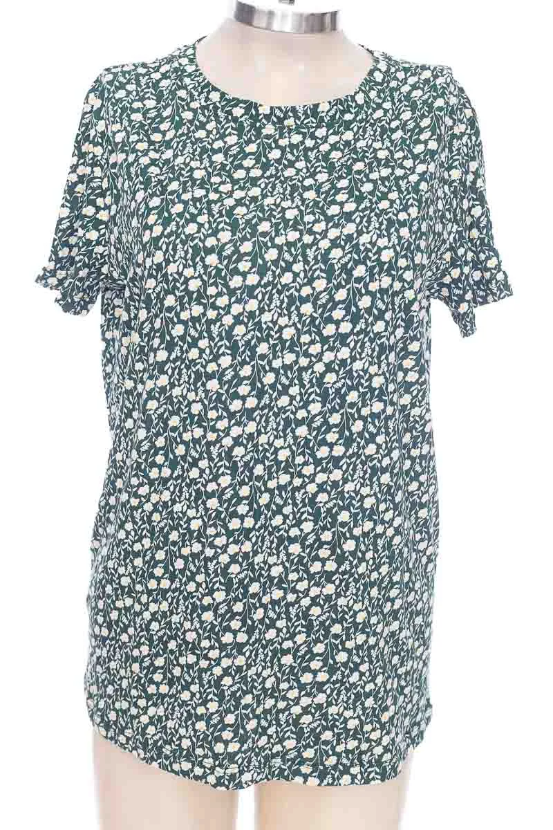 TOP / CAMISETA COLOR VERDE  OSTU