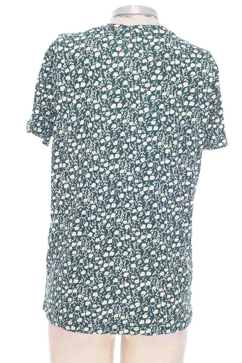 TOP / CAMISETA COLOR VERDE  OSTU