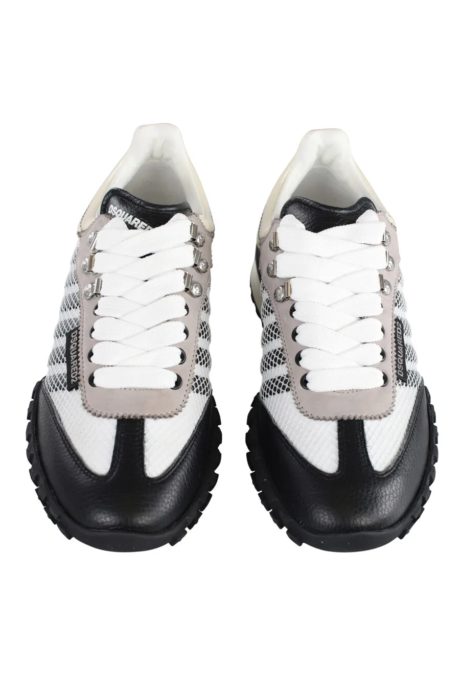 Zapatillas blancas y grises con lineas grises