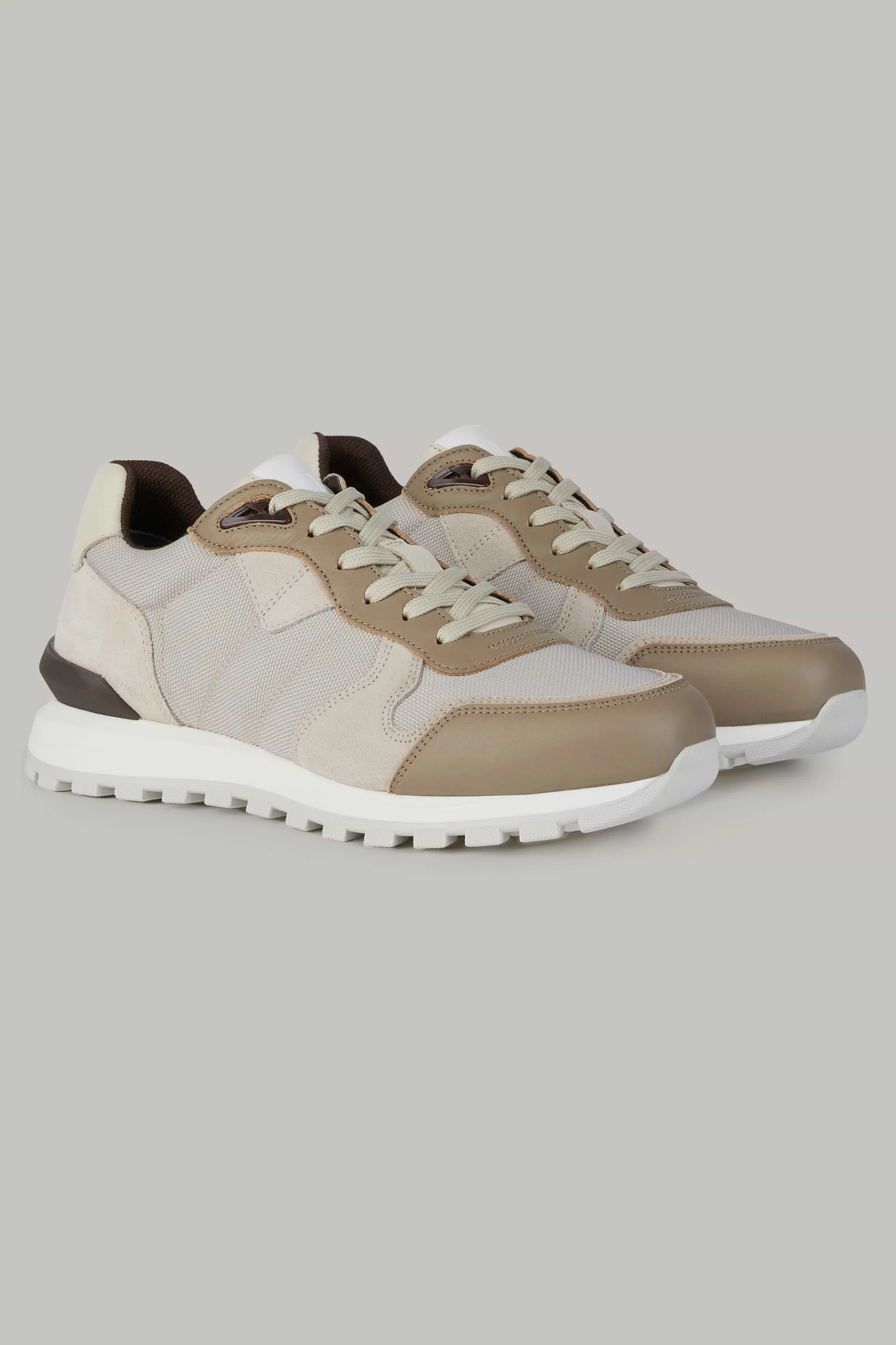 Zapatillas de color natural de tejido técnico y piel