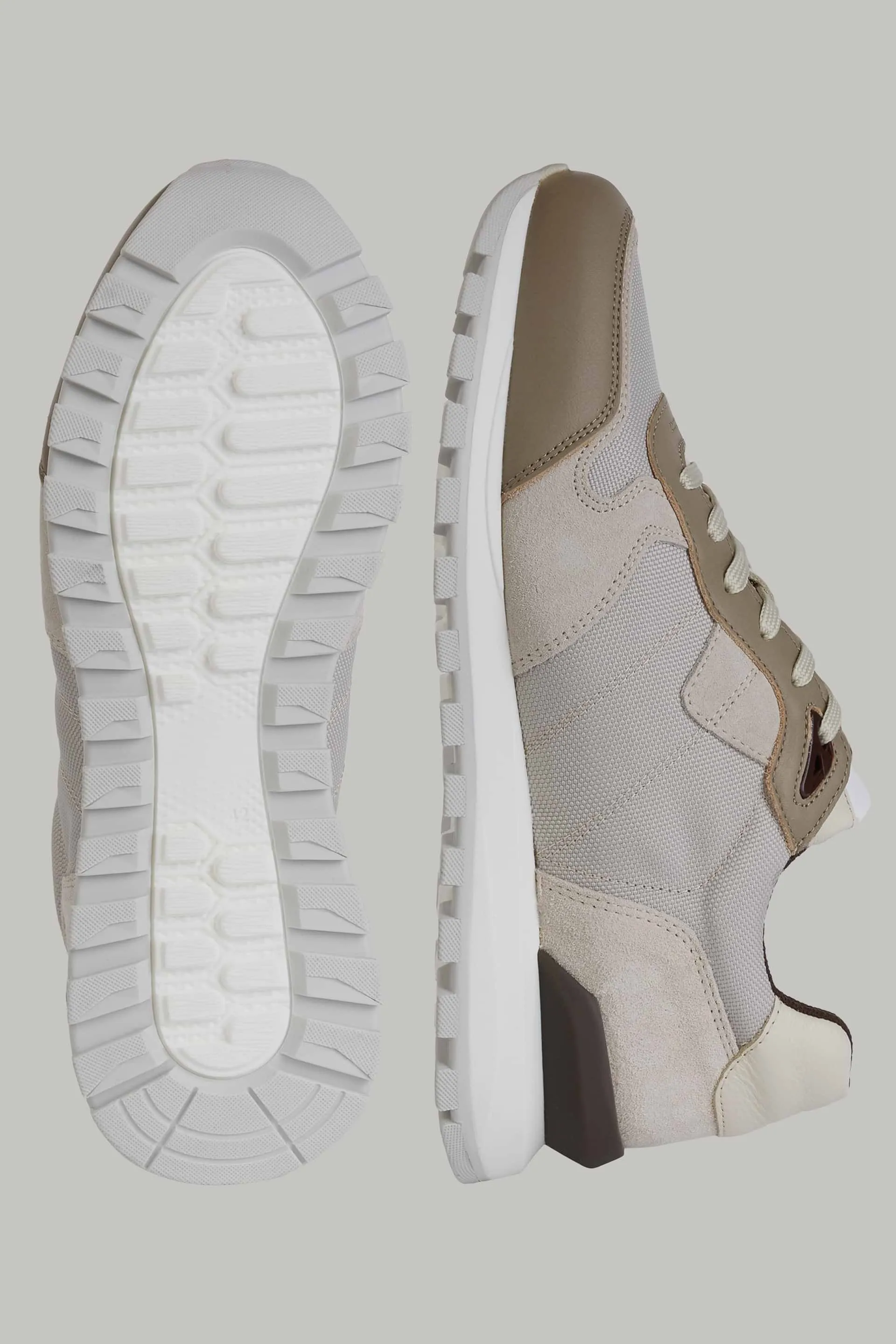 Zapatillas de color natural de tejido técnico y piel