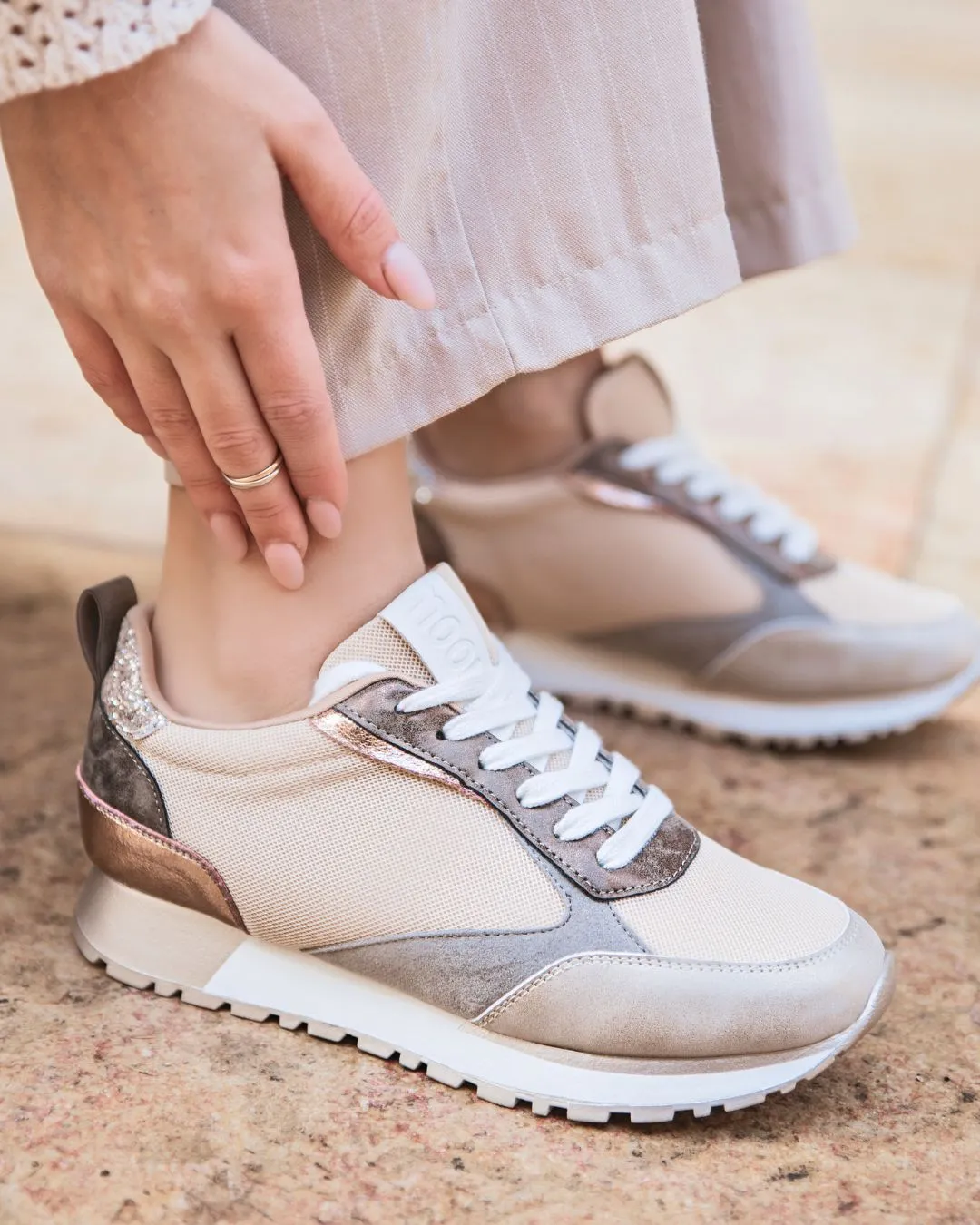 ZAPATILLAS DE MUJER BEIGE CON CORDONES  NOHANE