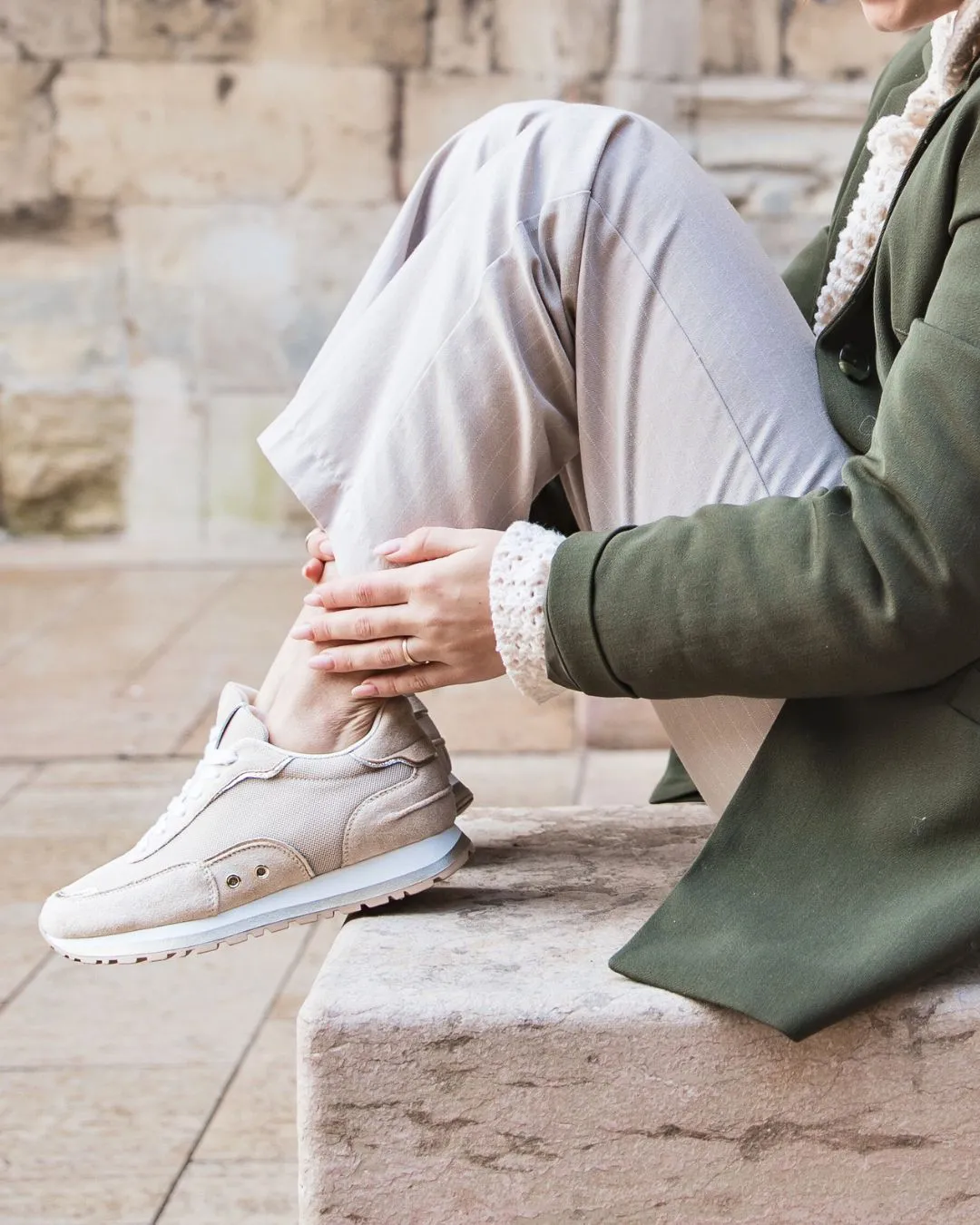 ZAPATILLAS DE MUJER EN BEIGE CON CORDONES  LOUISA