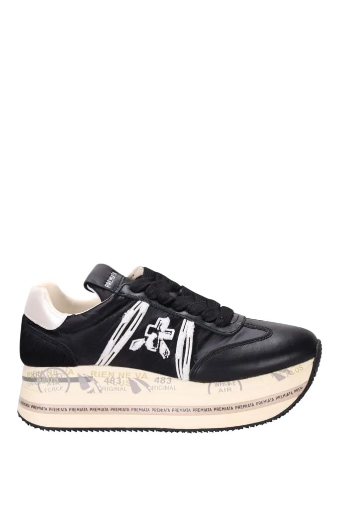 Zapatillas de plataforma negras con blanco detrás 
