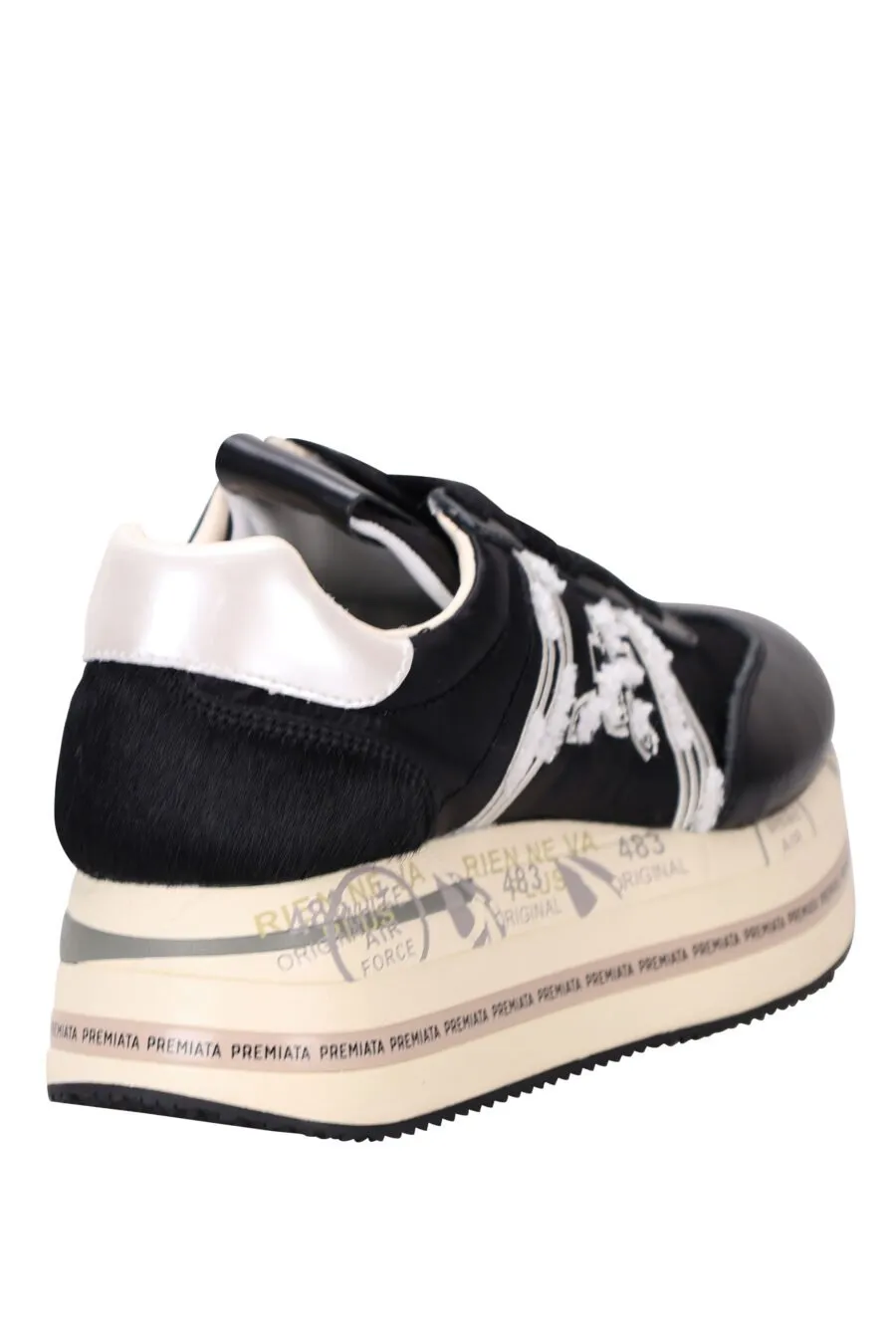 Zapatillas de plataforma negras con blanco detrás 
