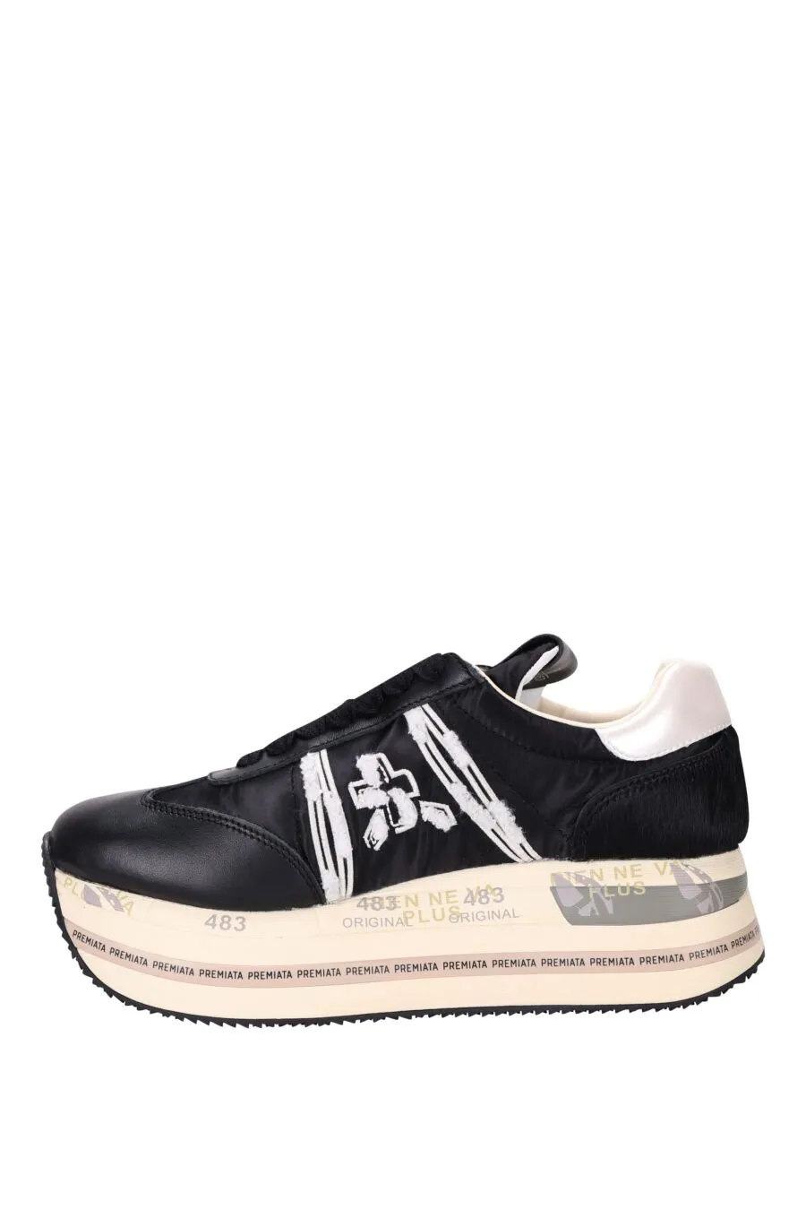 Zapatillas de plataforma negras con blanco detrás 