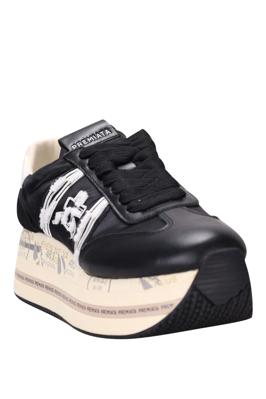 Zapatillas de plataforma negras con blanco detrás 