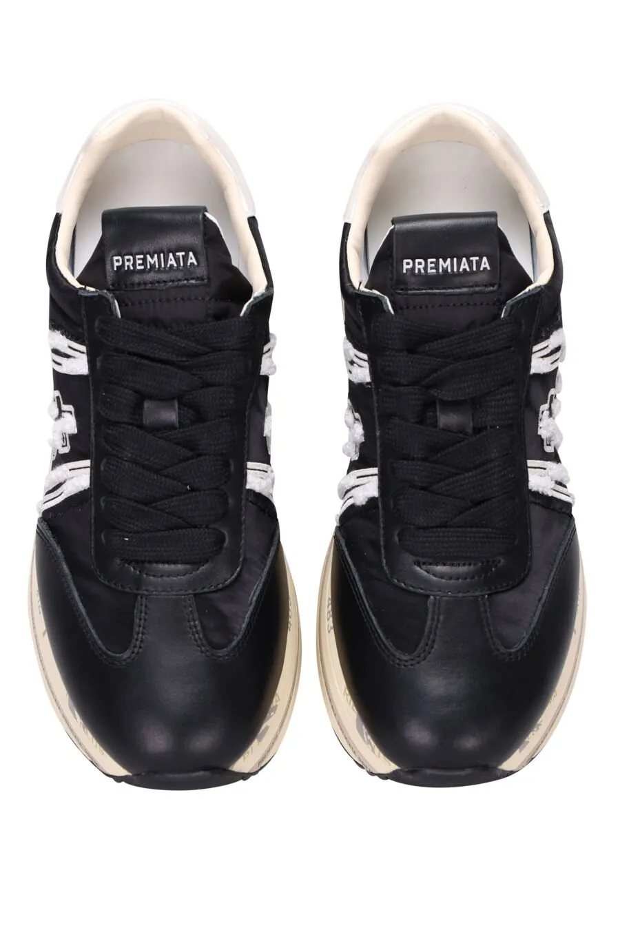 Zapatillas de plataforma negras con blanco detrás 