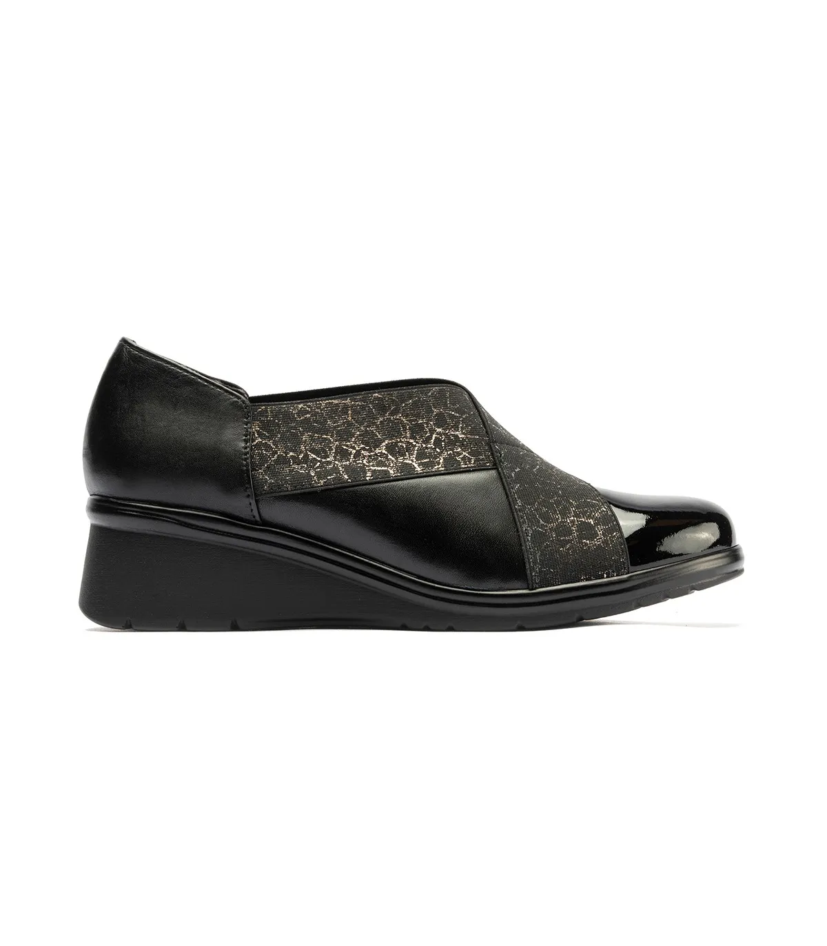 Zapato de color negro con elásticos