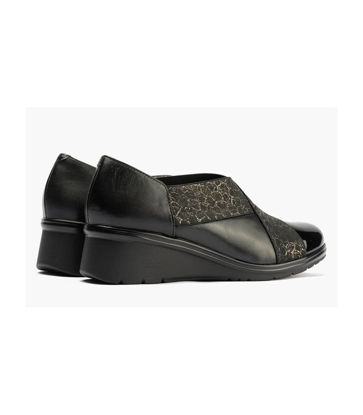 Zapato de color negro con elásticos